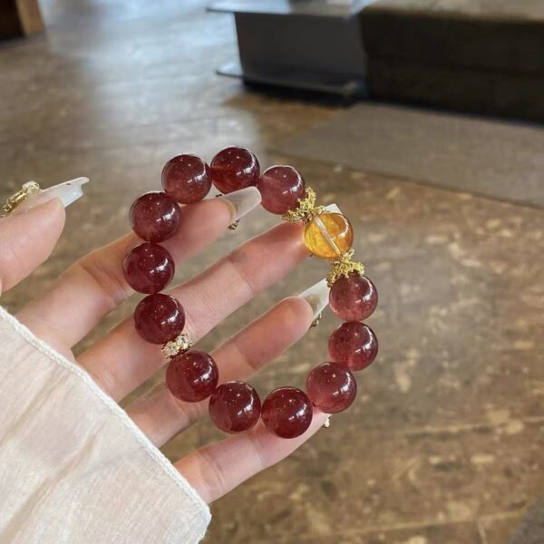 Natural strawberry crystal bracelet to attract peach blossom yellow glue flower bracelet niche design high-end feeling happy fire earth to replenish fire to send friends