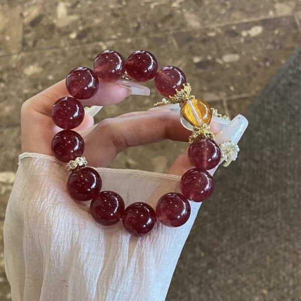 Natural strawberry crystal bracelet to attract peach blossom yellow glue flower bracelet niche design high-end feeling happy fire earth to replenish fire to send friends