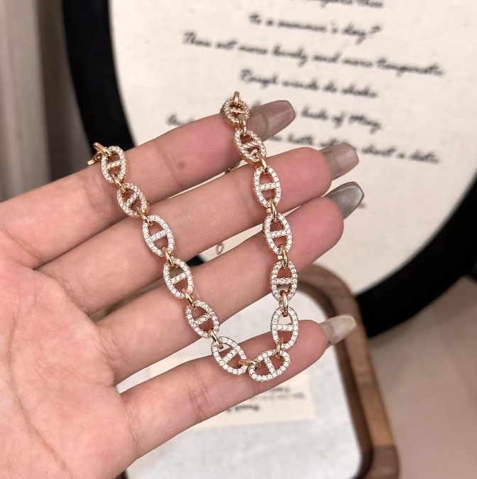 Spliced ​​full diamond bracelet temperament high-end fashion elegant luxury exquisite pig nose bracelet