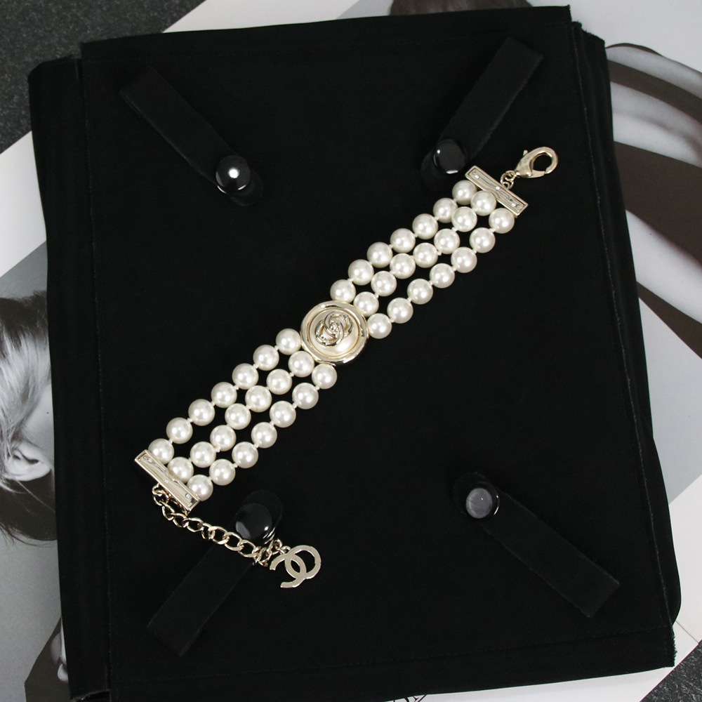 Chanel round resin button three-layer pearl bracelet high-end sense of fashion gentle and elegant