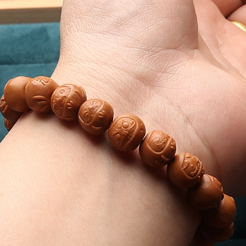 Walnut carved bracelets of various shapes, short round and low pile walnuts for playing with